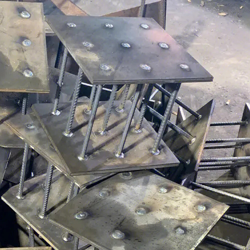 在确定阿里预埋件位置时，需要考虑以下几点