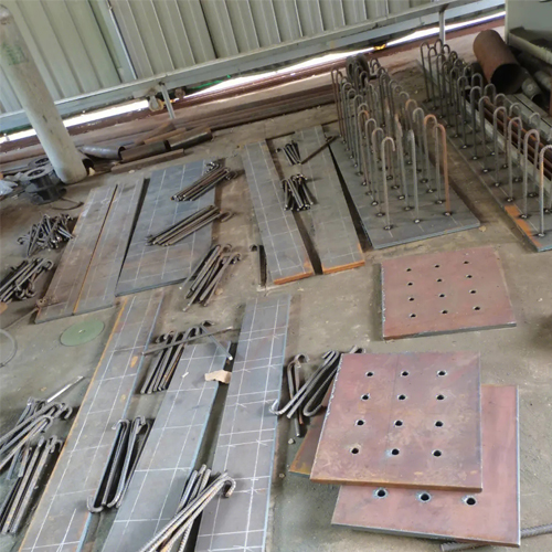 有哪些其他因素会影响阿里预埋件位置的确定？